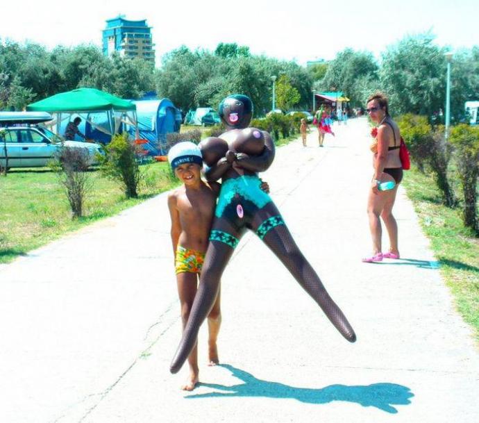 Фанатка сосет у диджея прям на дискотеке - Эроприколы