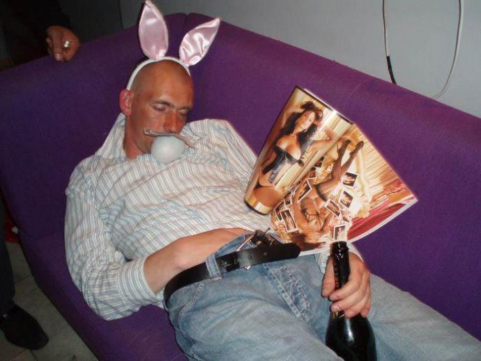 Показывает сиськи на мосту машинам