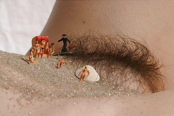 Показывает сиськи на мосту машинам