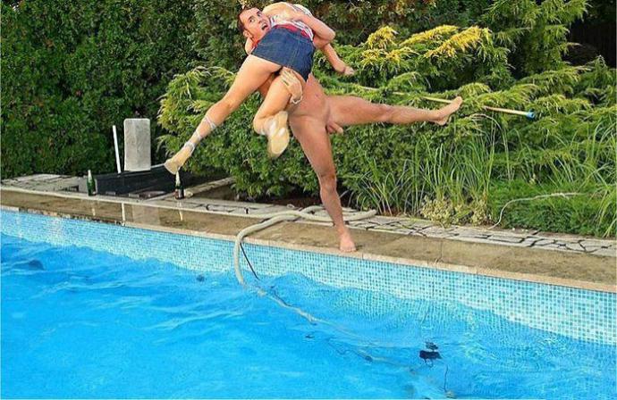 Показывает сиськи на мосту машинам