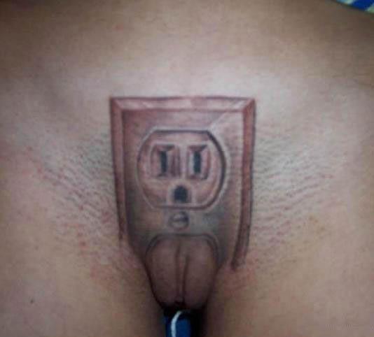 Показывает сиськи на мосту машинам