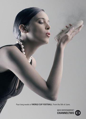 Показывает сиськи на мосту машинам