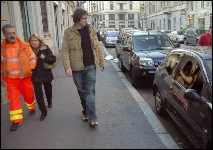 Показывает сиськи на мосту машинам