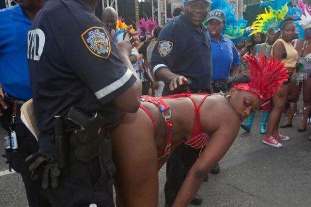 Трусишки то не маловаты - Эроприколы