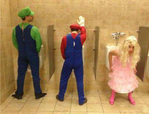 У бабы загорелась писька