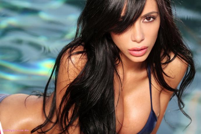 Lela Star с мокрыми сосками в бассейне