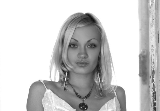 Привлекательная полногрудая блондинка в заброшенном доме