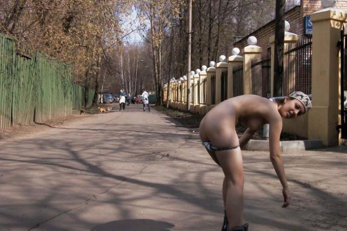 Голая девушка прокатилась на роликах по Москве