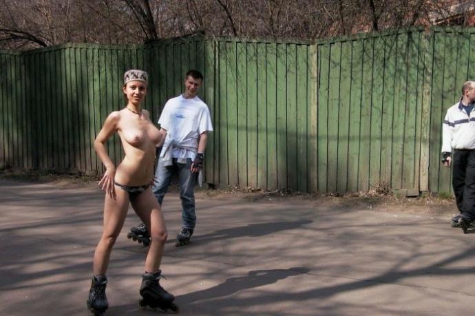 Голая девушка прокатилась на роликах по Москве