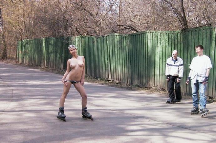 Голая девушка прокатилась на роликах по Москве