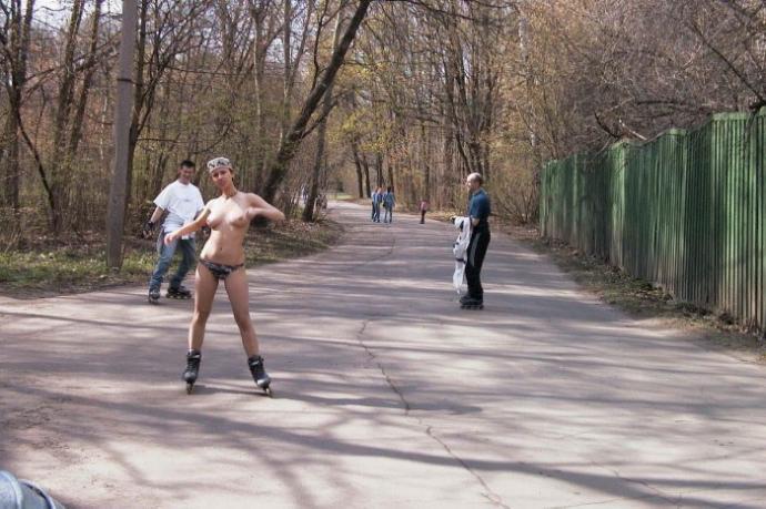 Голая девушка прокатилась на роликах по Москве