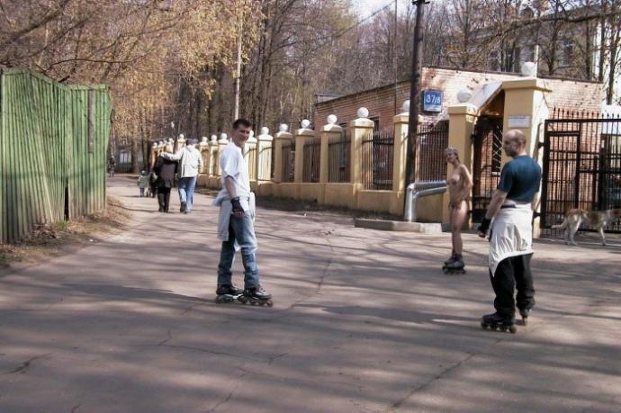 Голая девушка прокатилась на роликах по Москве