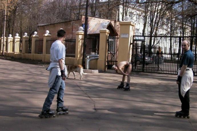 Голая девушка прокатилась на роликах по Москве