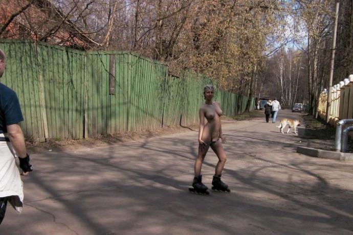 Голая девушка прокатилась на роликах по Москве