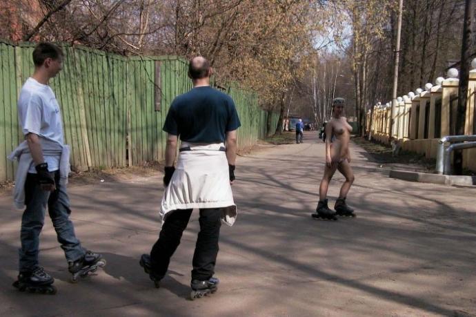 Голая девушка прокатилась на роликах по Москве