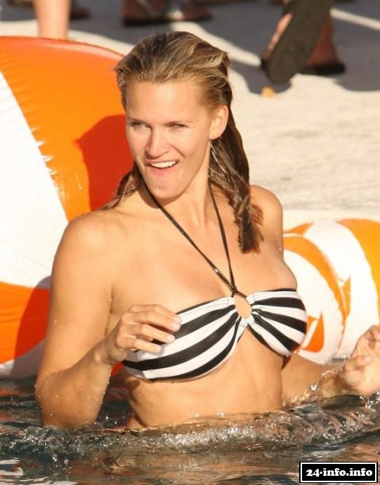 Голая звезда Наташа Хенстридж