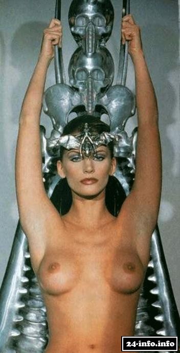 Голая звезда Наташа Хенстридж