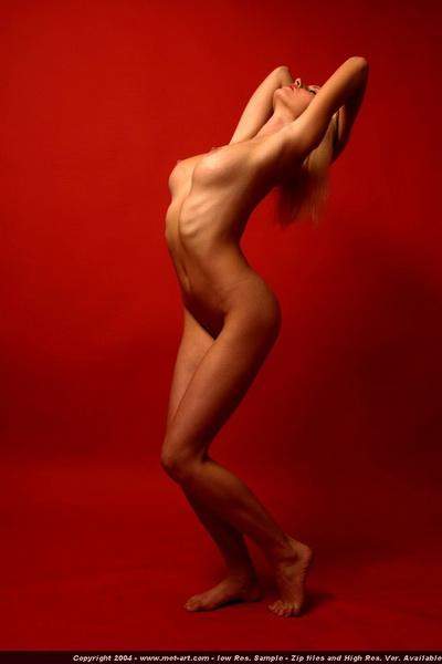 Блондинка в легкой эротической фотосессии