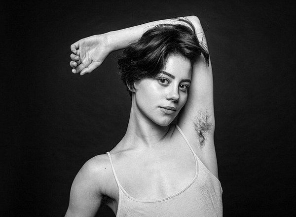 Небритые подмышки