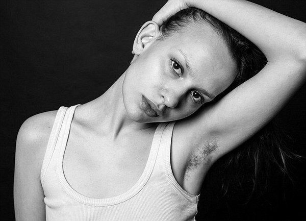 Небритые подмышки