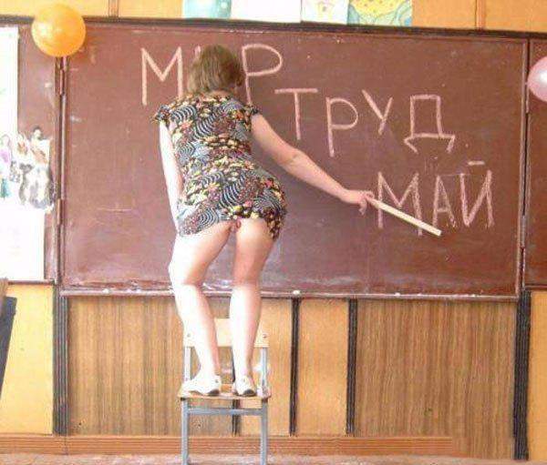 У училки задралась юбка возле доски - Эроприколы