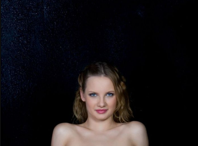 Голая Девушка на темном фоне -  красивые фото