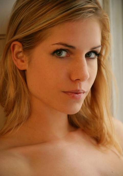 Рыжая телка с классной пилоткой у окна - обнаженные фото