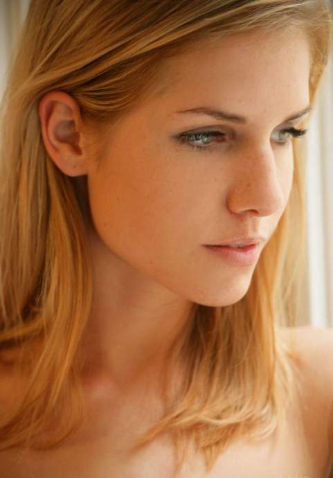 Рыжая телка с классной пилоткой у окна - обнаженные фото