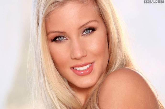 Nikki Jayne достигнув совершеннолетия увеличила грудь и снялась в порно