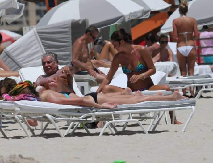 73-летний Роберто Кавалли наслаждается жизнью с молодой подругой (15 фото)