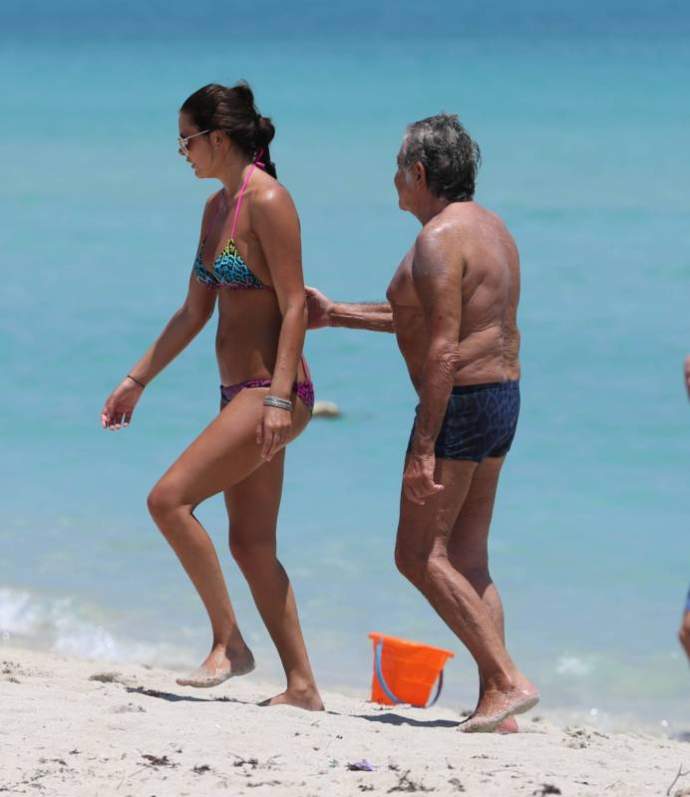 73-летний Роберто Кавалли наслаждается жизнью с молодой подругой (15 фото)