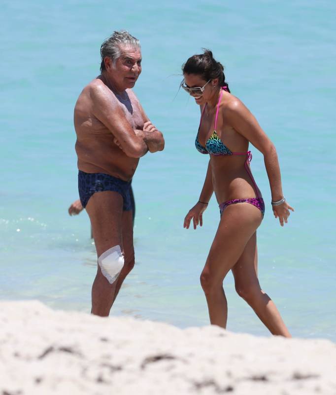 73-летний Роберто Кавалли наслаждается жизнью с молодой подругой (15 фото) 73-летний Роберто Кавалли наслаждается жизнью с молодой подругой (15 фото)