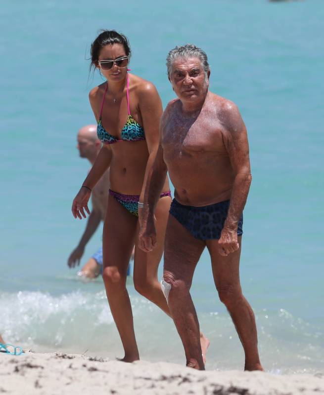 73-летний Роберто Кавалли наслаждается жизнью с молодой подругой (15 фото) 73-летний Роберто Кавалли наслаждается жизнью с молодой подругой (15 фото)