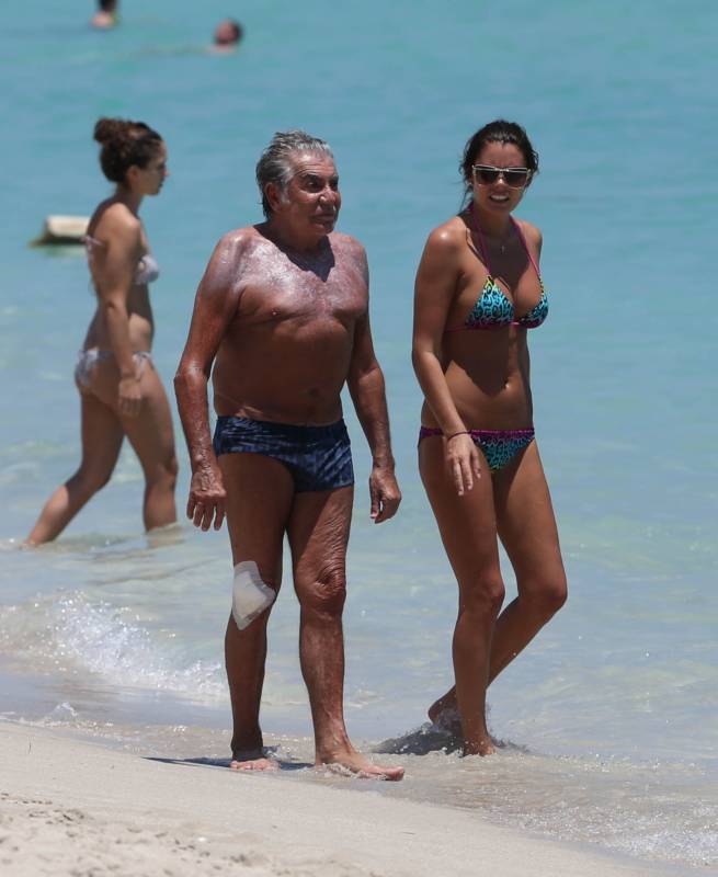 73-летний Роберто Кавалли наслаждается жизнью с молодой подругой (15 фото) 73-летний Роберто Кавалли наслаждается жизнью с молодой подругой (15 фото)