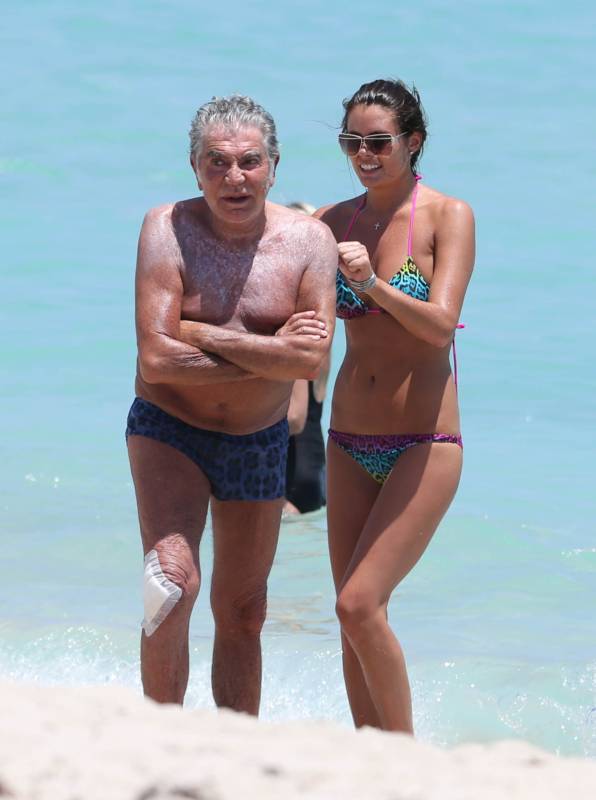 73-летний Роберто Кавалли наслаждается жизнью с молодой подругой (15 фото) 73-летний Роберто Кавалли наслаждается жизнью с молодой подругой (15 фото)