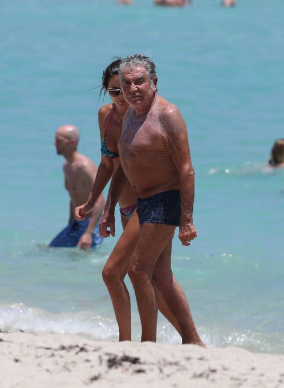 73-летний Роберто Кавалли наслаждается жизнью с молодой подругой (15 фото) 73-летний Роберто Кавалли наслаждается жизнью с молодой подругой (15 фото)