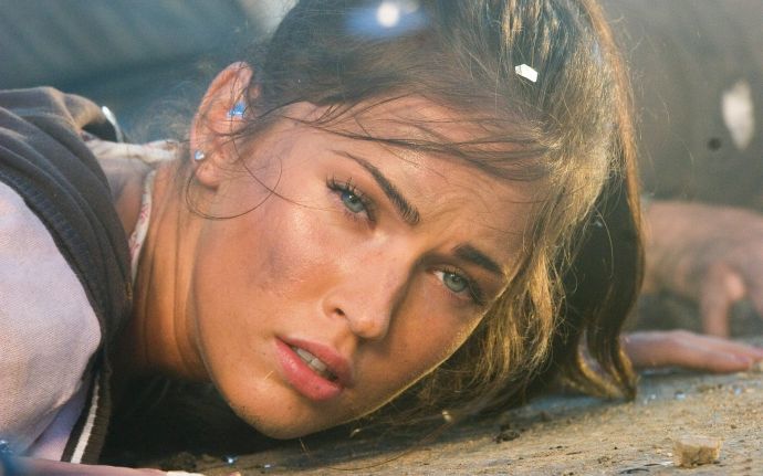 меган фокс, megan fox, осколки, сьемки   - (картинка на рабочий стол)
