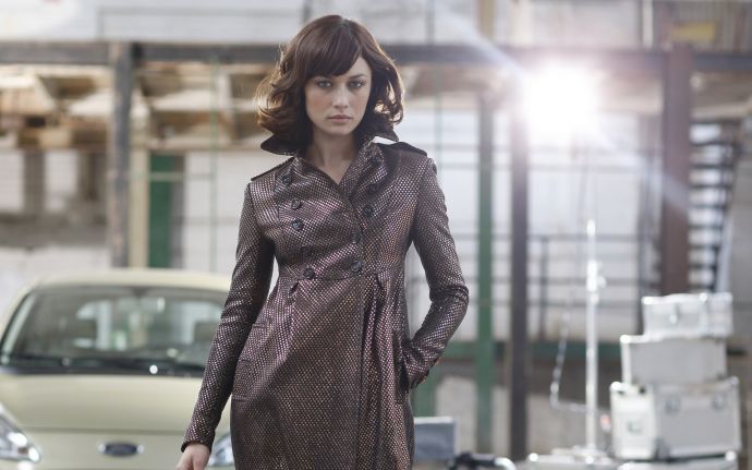 ольга куриленко, пальто, машина   - (картинка на рабочий стол)