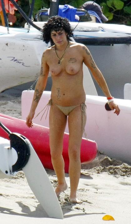 Обнаженная Кошмар на острове Санта-Люсия: Эми Вайнхаус разделась (голые девушки)