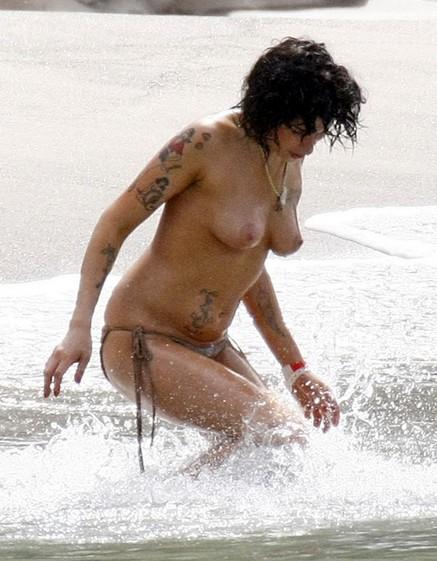 Обнаженная Кошмар на острове Санта-Люсия: Эми Вайнхаус разделась (голые девушки)