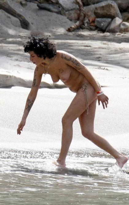 Обнаженная Кошмар на острове Санта-Люсия: Эми Вайнхаус разделась (голые девушки)
