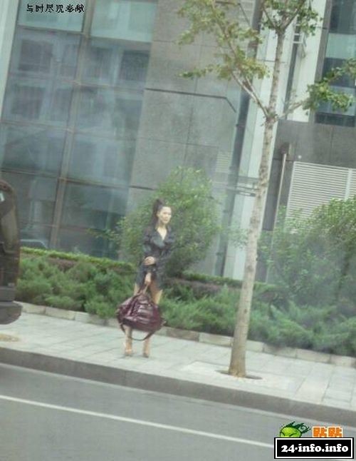 Пекинская девушка в симпатичном наряде