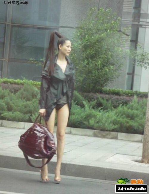 Пекинская девушка в симпатичном наряде