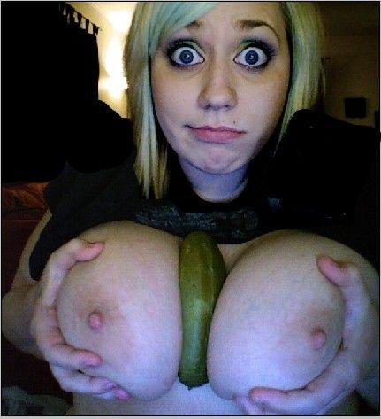 Огурчик в громатных сиськах - Эроприколы