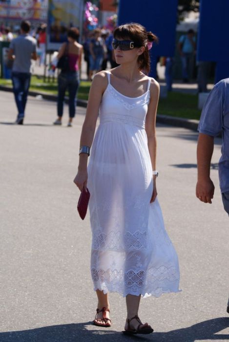 Правильные девушки носят летом очень легкую одежду Правильные девушки носят летом очень легкую одежду