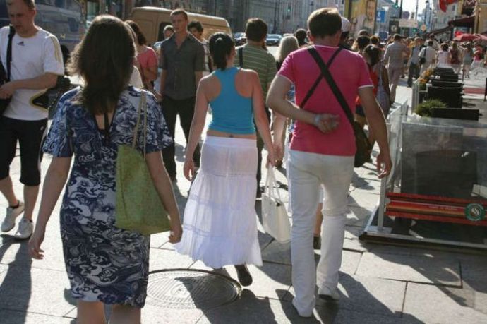 Правильные девушки носят летом очень легкую одежду