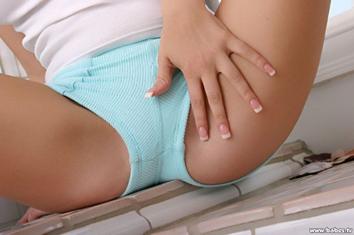 Торчащие соски Cassia Riley видны через обтягивающую майку девушки