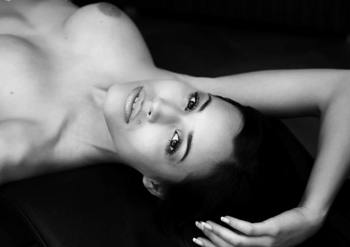 черно-белая, пирсинг