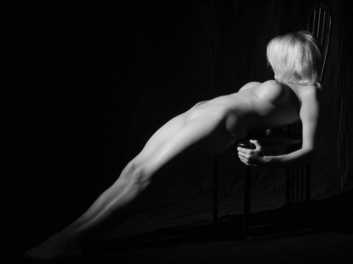 черно-белая, стул, грудь