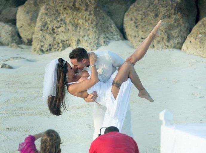 Самым интересным на свадьбе Кэти Прайс было бросание букета